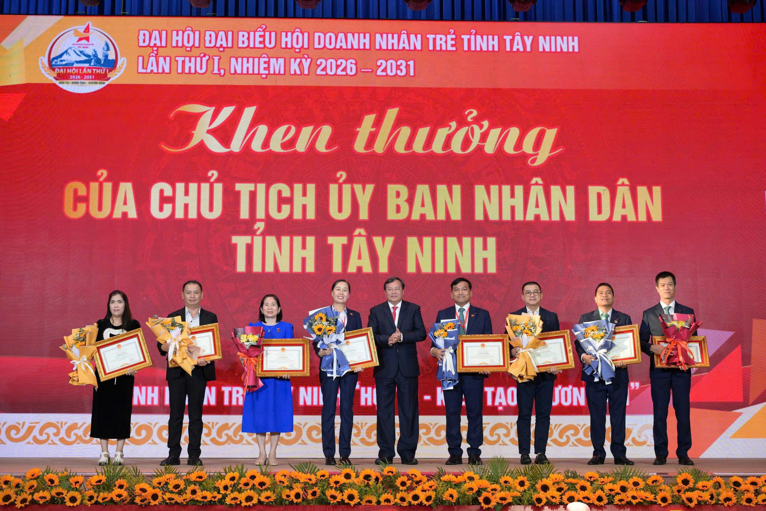 ÔNG TRẦN VĂN QUY VINH DỰ NHẬN BẰNG KHEN UBND TỈNH TÂY NINH VÀ KỶ NIỆM CHƯƠNG VÌ SỰ PHÁT TRIỂN PHONG TRÀO DOANH NHÂN TRẺ VIỆT NAM