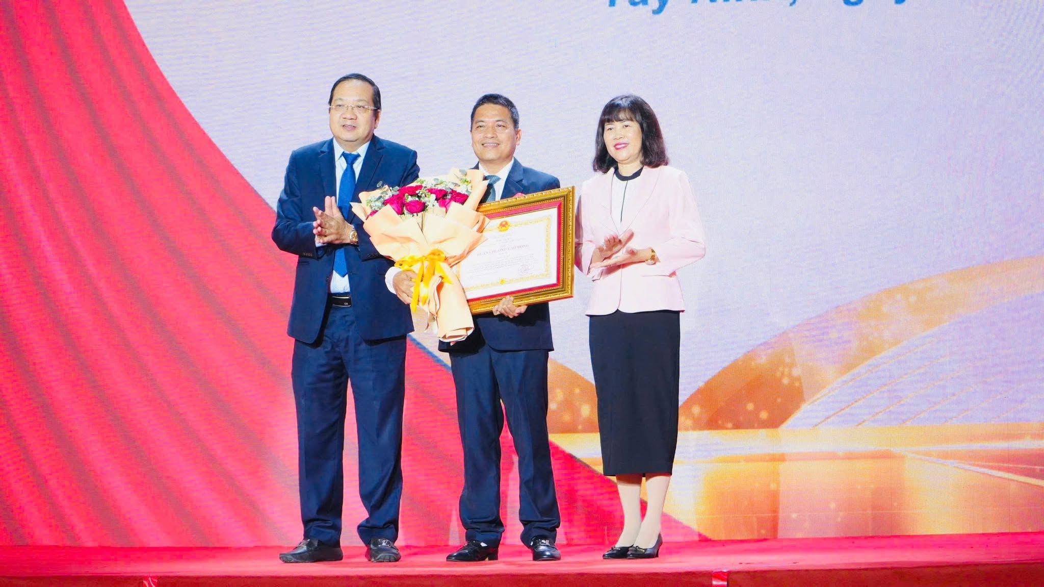 CEO TRUNG QUY NHẬN HUÂN CHƯƠNG LAO ĐỘNG HẠNG BA